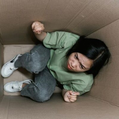 Niña en una caja.