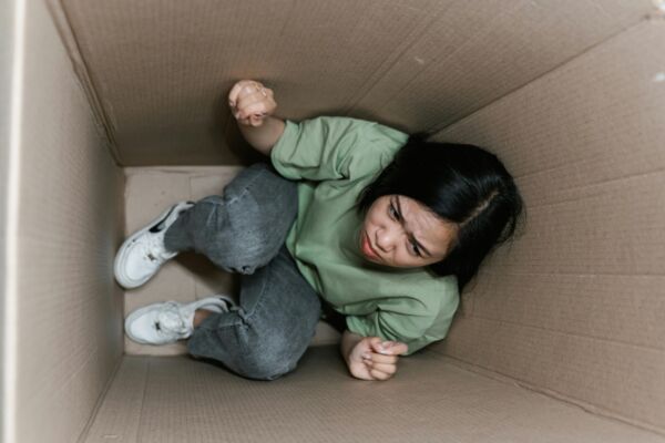 Niña en una caja.