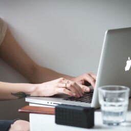 mujer escribiendo en un ordenador portatil