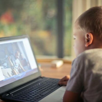 niño mirando una pantalla de un ordenador portátil