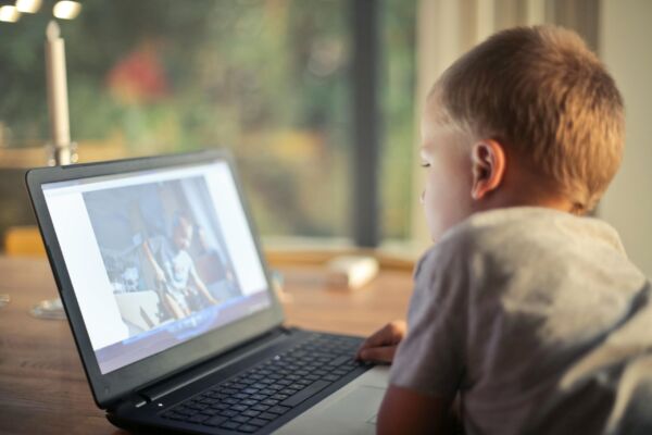 niño mirando una pantalla de un ordenador portátil